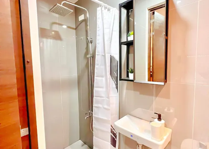 The Air Luxe Spot L Wifi And Netflix I Air 2929 * Manila